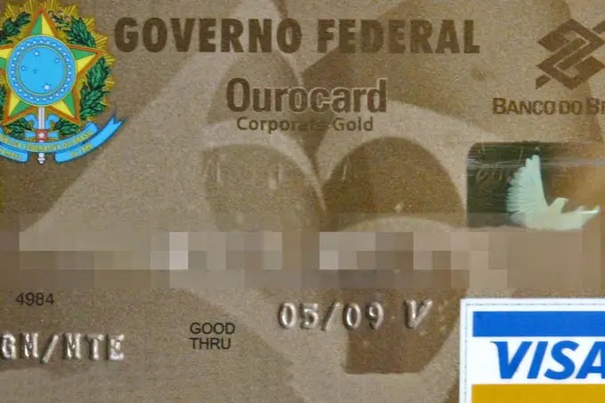 Lula aumenta gastos de R$ 100 mil no cartão corporativo sem licitação