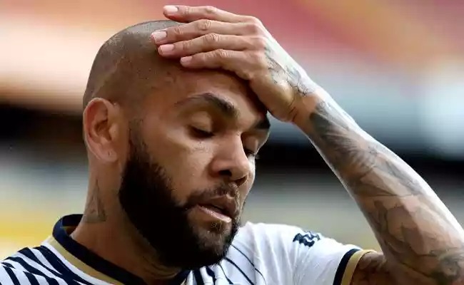 Daniel Alves é demitido por justa causa sob acusação do crime de estupro