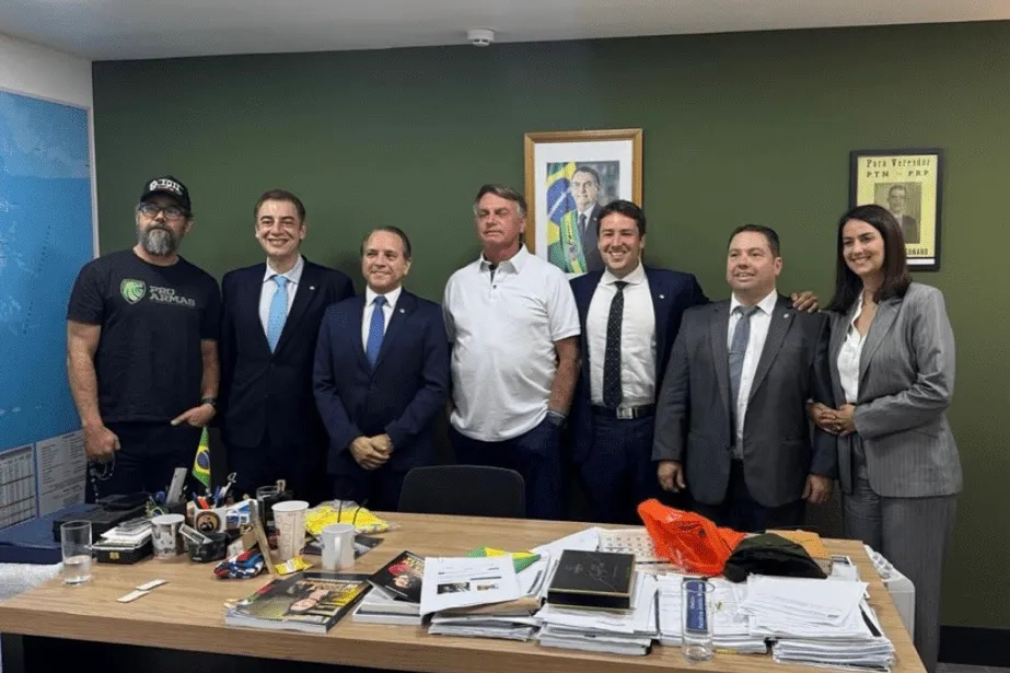 Deputados do PL pressionam Bolsonaro sobre filiação de Reinaldo Azambuja