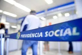 Aposentados e pensionistas do INSS podem esperar antecipação do 13º salário em 2025