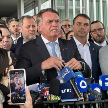 Bolsonaro denuncia perseguição de Moraes a Eduardo Bolsonaro e exílio de família: “É perseguição política”