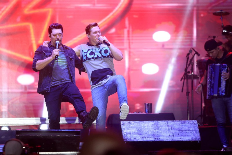 Dupla George Henrique & Rodrigo e Trio Parada Dura agitaram noite de sábado no Litoral