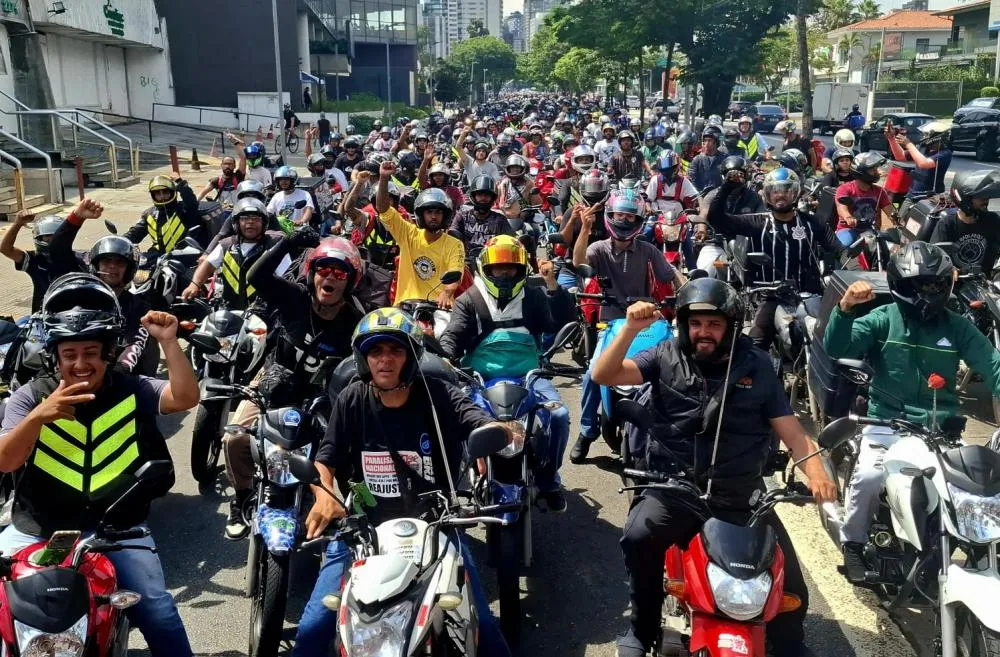 Greve dos entregadores paralisa cidades e expõe abusos das plataformas