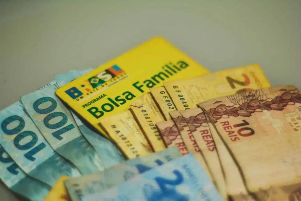 Beneficiários do Bolsa Família de NIS 4 recebem nesta segunda-feira
