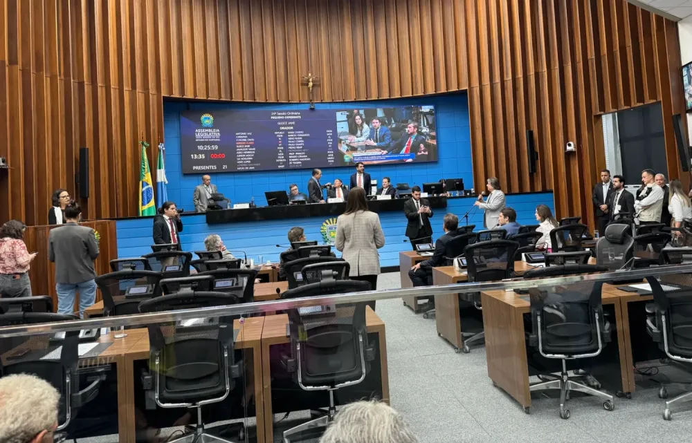 Governador Eduardo Riedel é criticado e defendido por deputados na Assembleia Legislativa