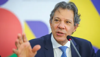 Haddad ignora economia como fator eleitoral e culpa extrema-direita pela rejeição de Lula