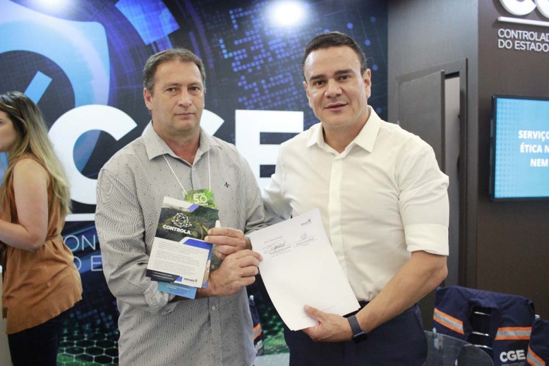 Prefeitos assinam adesão ao Controla Paraná durante o Governo 5.0 em Foz do Iguaçu