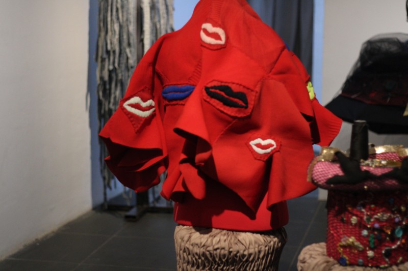 Exposição traz reflexão sobre efeitos nocivos da moda