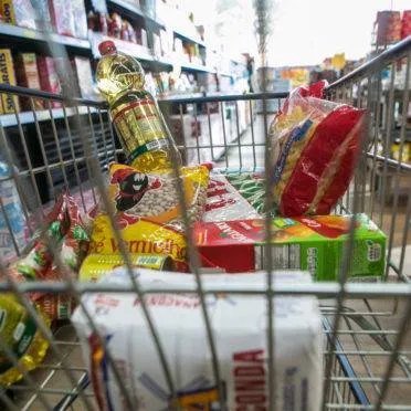 Crise alimentar: 58% dos brasileiros reduzem compras por causa da inflação