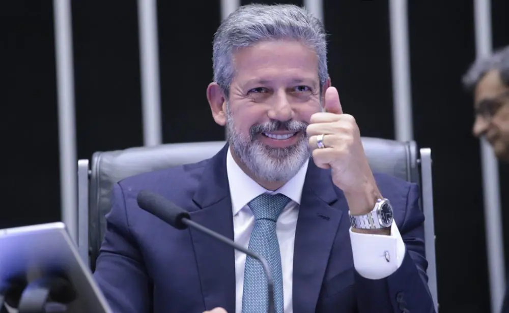 Lira dá as costas aos bolsonaristas: recusa urgência da anistia e mantém sua aliança com o governo Lula