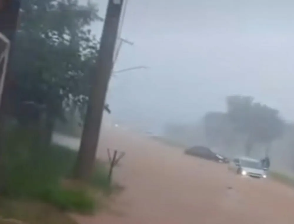 Chuva transforma Avenida Guaicurus em rio: moradores acusam Prefeitura de abandono