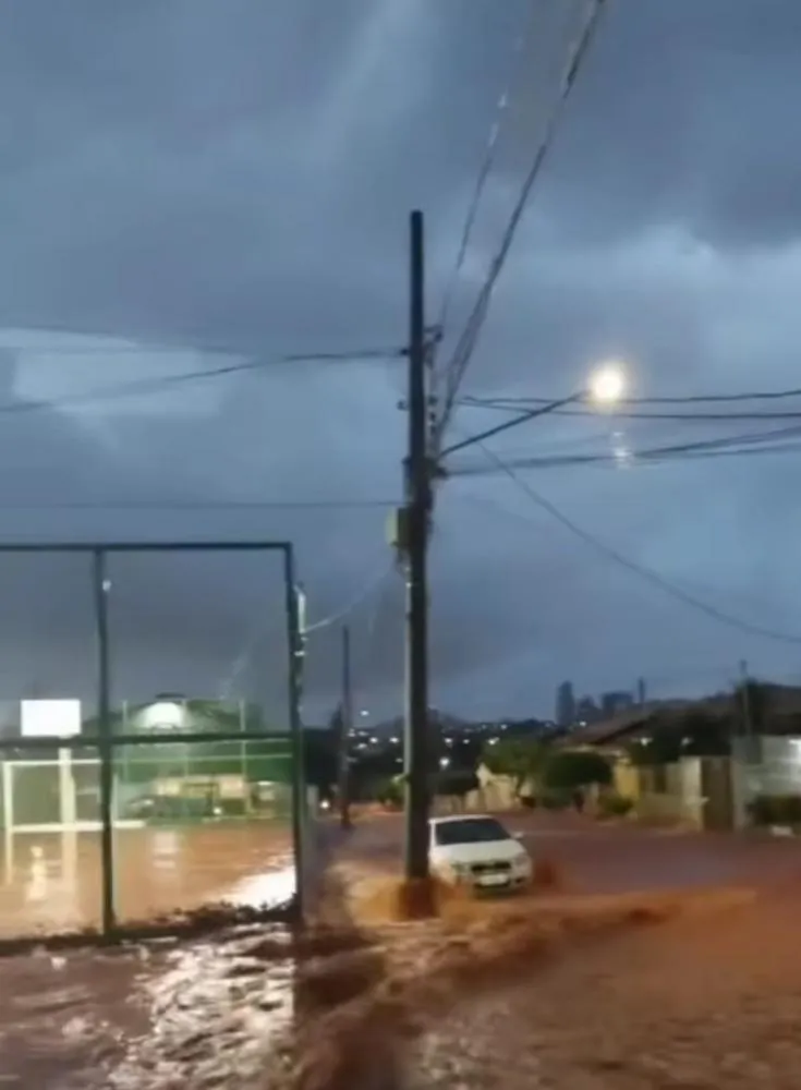 Chuva forte causa caos em Campo Grande: alagamentos, veículos arrastados e vias interditadas