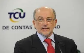 Ministro do TCU é suspeito de facilitar fraudes no INSS e adiar investigações por meses