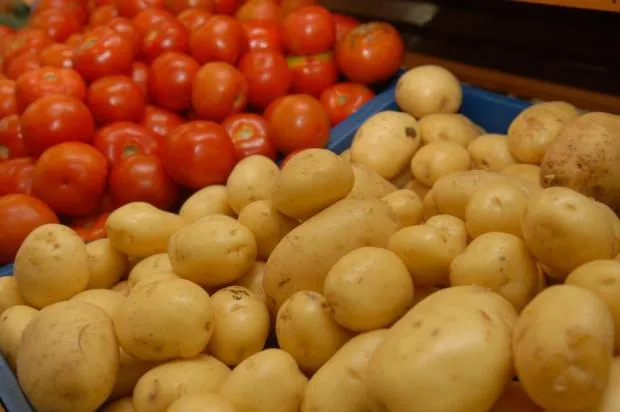Cesta básica chega a R$ 805 em Campo Grande com alta puxada por batata e tomate