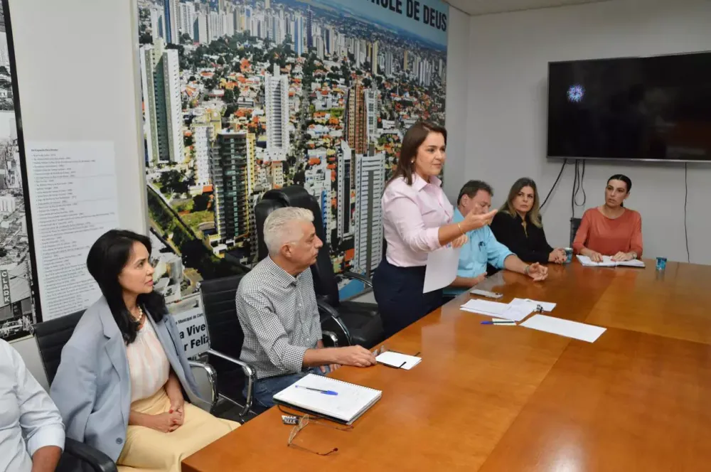 Adriane Lopes anuncia publicação de contratos de gestão e redução de tempo em licitações