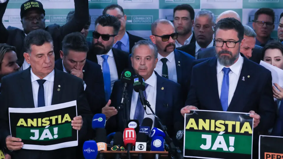 Oposição desafia governo com CPMI explosiva e anistia polêmica enquanto líderes do Congresso estão fora