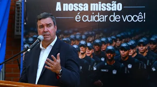 Sob pressão, Riedel adia decisão sobre permanência no PSDB em meio à disputa por seu apoio