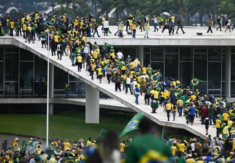 AGU pede bloqueio de bens de 42 manifestantes presos