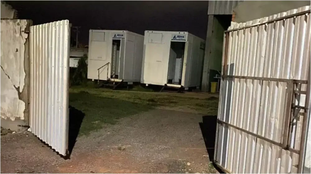 Aluno empurra funcionária de escola e quebra perna dela em confusão no banheiro