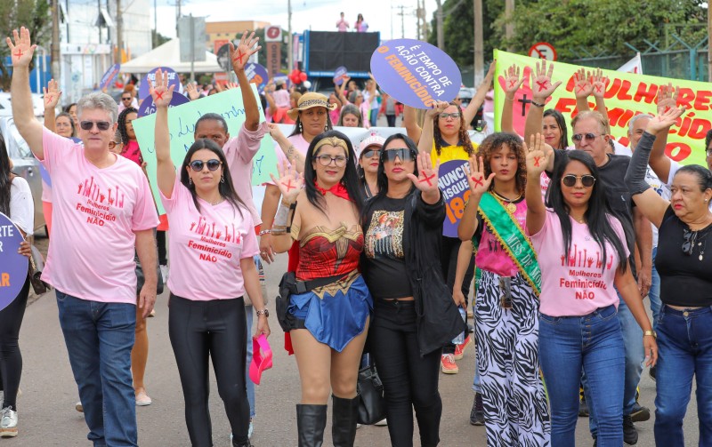 Mulheres caminham em Ceilândia em protesto contra o feminicídio
