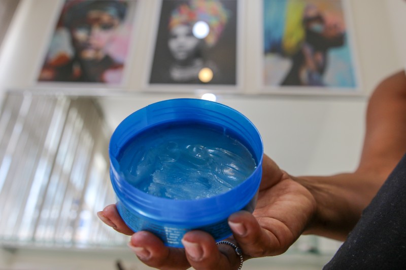 Relatos de cegueira levam Anvisa a proibir venda de pomadas capilares