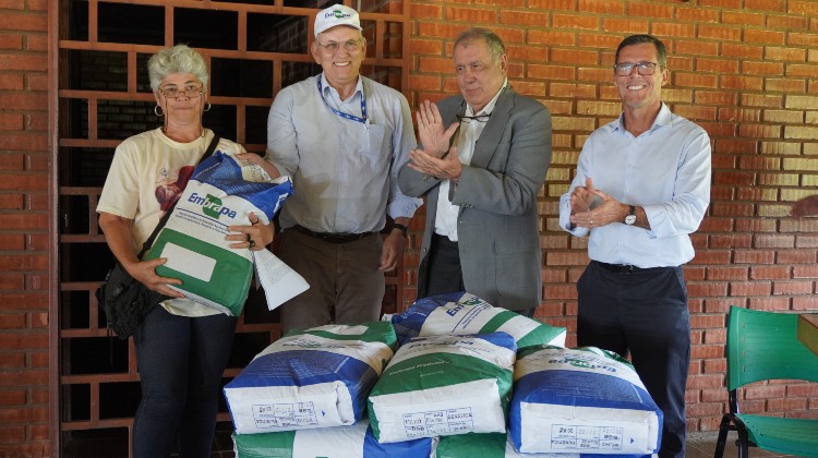 Sementes de variedades de milho são entregues para agricultores familiares