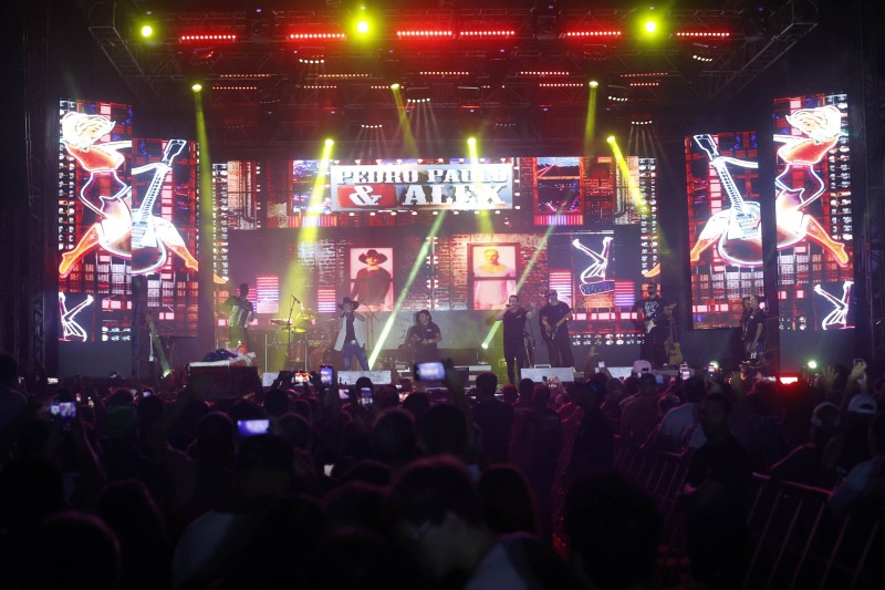 Pedro Paulo & Alex, Dell Cavalini e Sambô lotaram praias de Matinhos e Pontal neste sábado