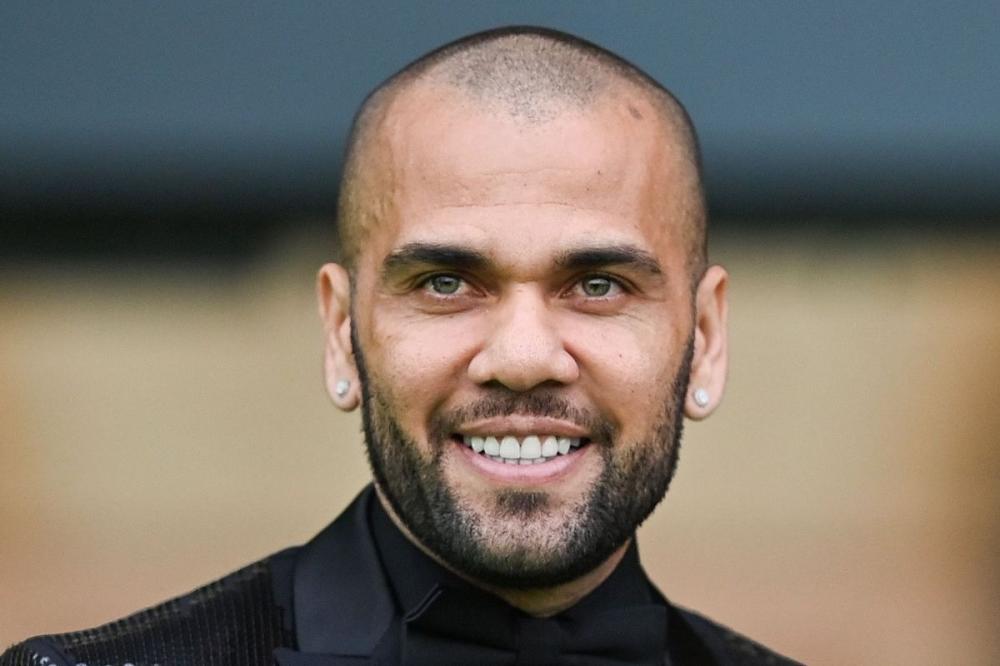Rotina de Daniel Alves tem desde partida de futebol, piscina e autógrafos