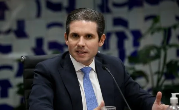 Hugo Motta lidera ofensiva contra aumento do IOF e pressiona governo Lula