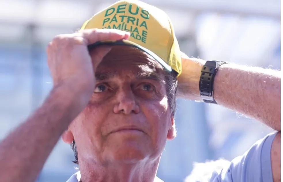 Bolsonaro avalia nova proposta de anistia para condenados do 8 de Janeiro