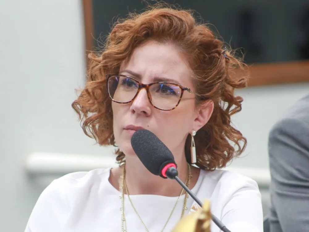 Carla Zambelli deixa o Brasil e lança campanha na Europa contra “Ditadura”