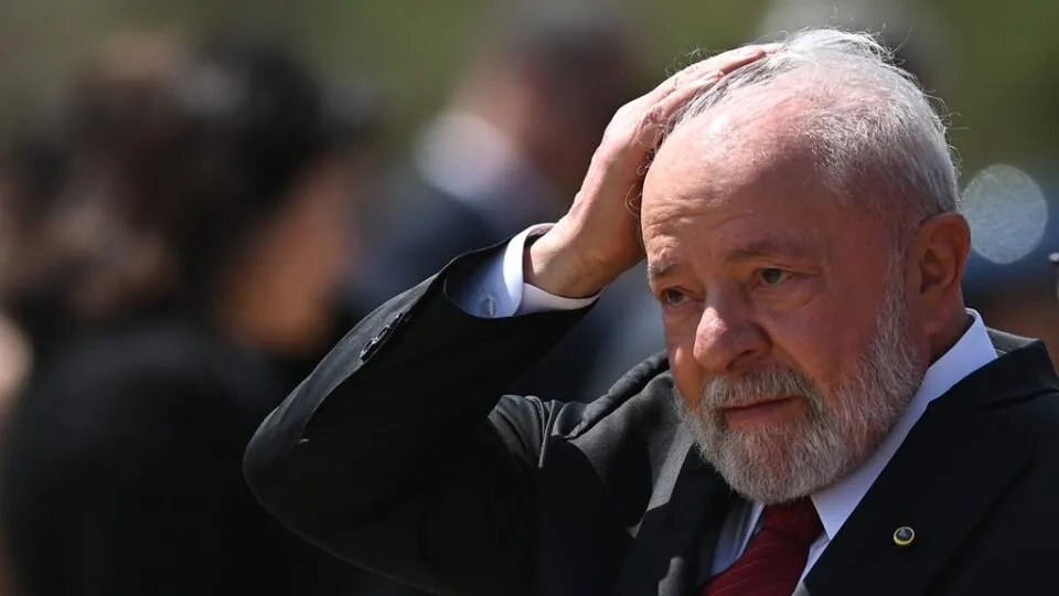 Crise de confiança atinge Lula: desaprovação dispara para 57% e escândalos corroem credibilidade