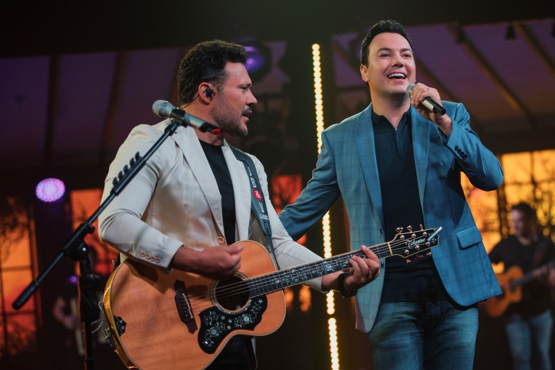 Palcos do Verão Maior recebem três duplas sertanejas de destaque neste fim de semana