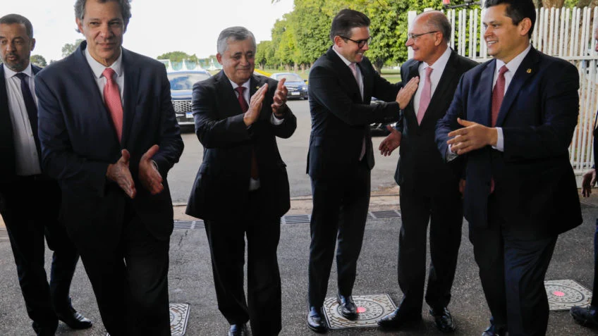 Lula na encruzilhada: Insatisfação petista ameaça propostas para contas públicas