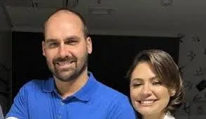 Michelle Bolsonaro lança apoio a Eduardo com slogan inspirado em Trump
