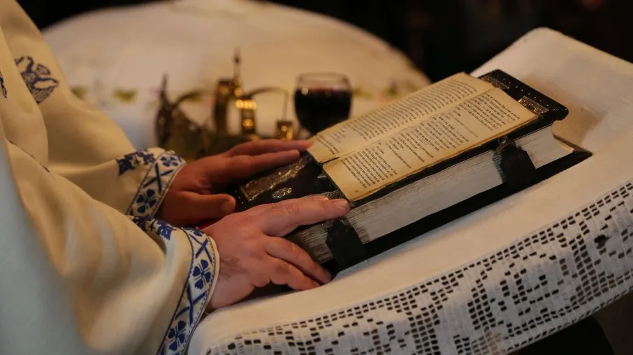 Catolicismo despenca ao menor índice da história enquanto evangélicos dominam nova geração