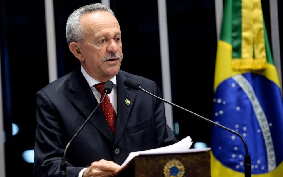 Sessão de posse na Câmara é interrompida após pai de Lira passar mal