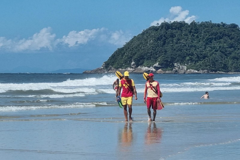 Trabalho preventivo de bombeiros e guarda-vidas garante verão tranquilo na Ilha do Mel