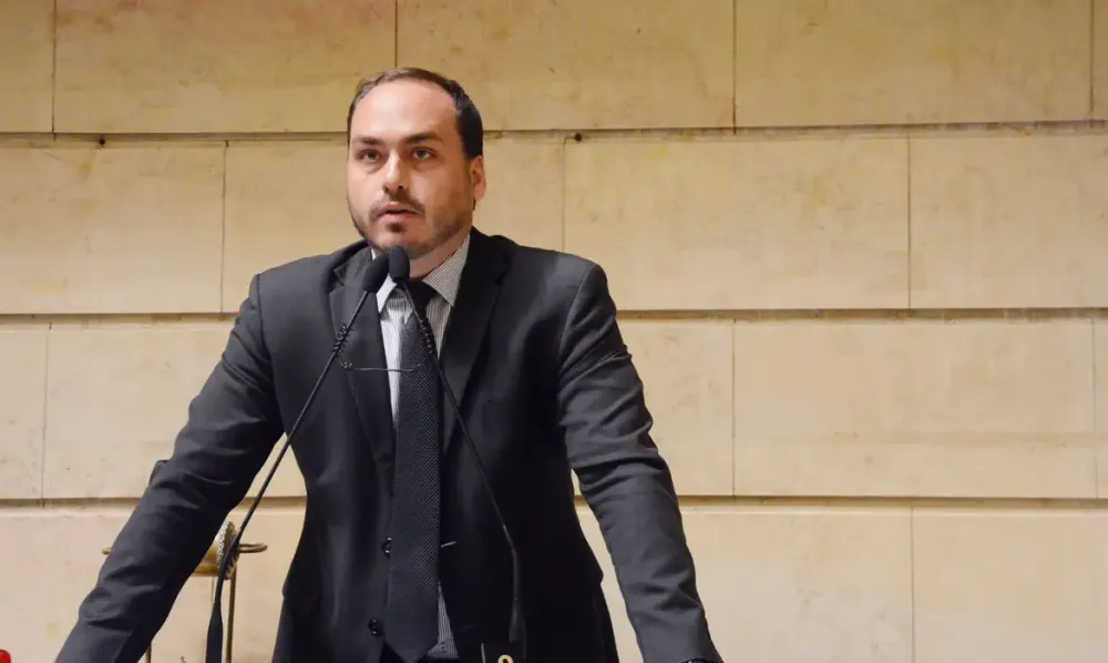 Carlos Bolsonaro admite disputar cargo fora do Rio em 2026 e reacende debate sobre candidatura no Senado