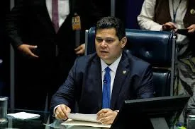 PL da Anistia avança sem inclusão de Bolsonaro e enfrenta resistência no Senado