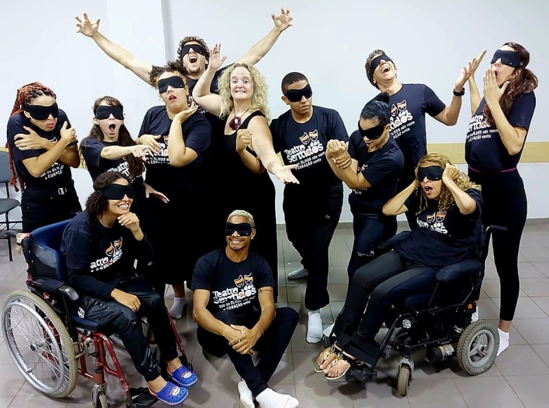Grupo teatral atua de olhos vendados na Feira do Guará nesta quinta (2)