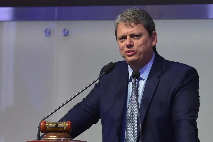 Kassab intensifica articulação para lançar Tarcísio contra Lula em 2026