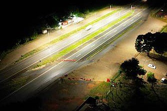 CEB instala nova iluminação pública em frente ao posto da PRF, na BR-020