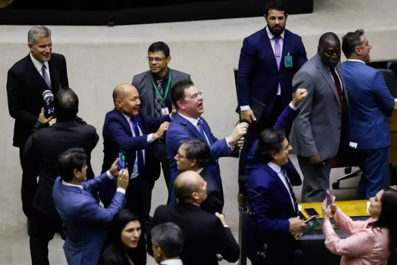 Congresso impõe derrota histórica a Lula ao derrubar aumento do IOF