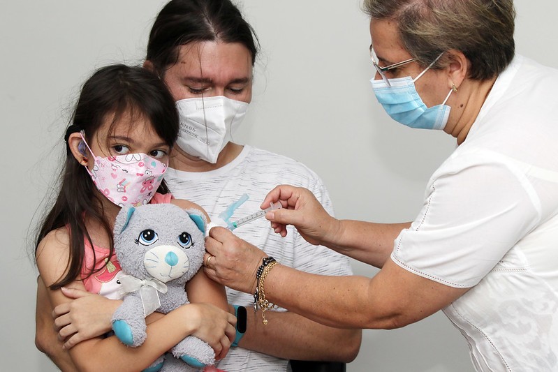Começa aplicação do reforço contra covid-19 para crianças de 5 a 11 anos