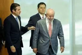 Lula enfrenta derrota histórica no Congresso e aposta em justiça social para reverter crise, mas clima político se agrava