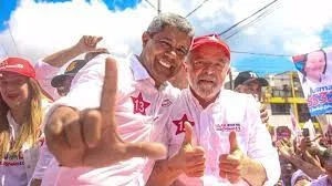 Lideranças de Lula são vaiadas no Dois de Julho na Bahia, apesar de tentativa de “abraço popular”