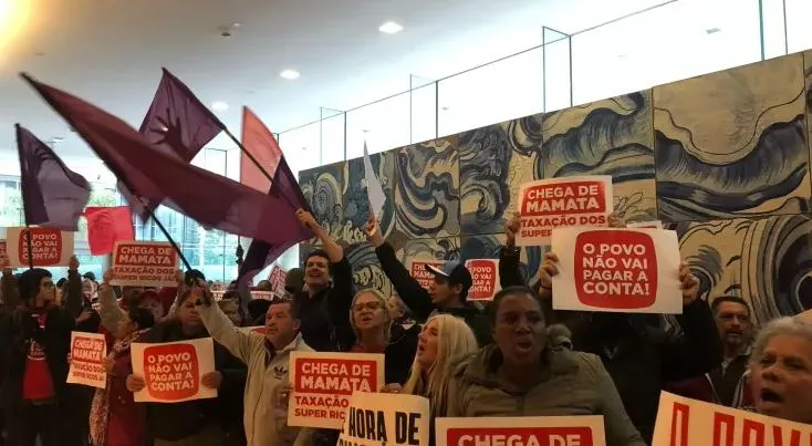 Esquerda invade banco em São Paulo para pressionar por taxação dos ricos e adota vandalismo político
