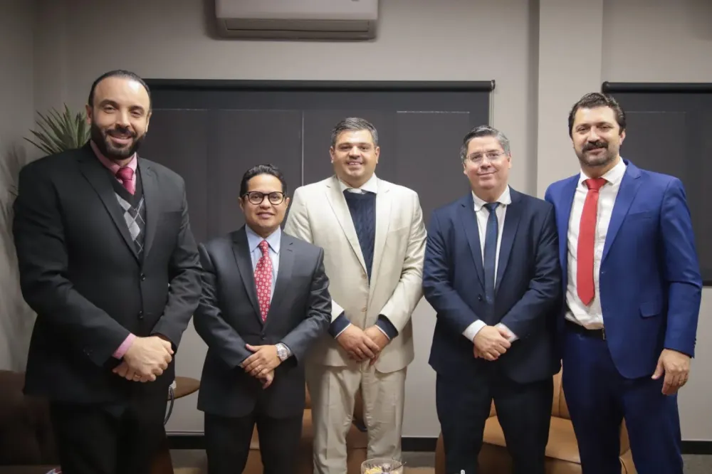 Vereadores do PSDB pressionam Riedel e Reinaldo para garantir espaço na eleição de 2026