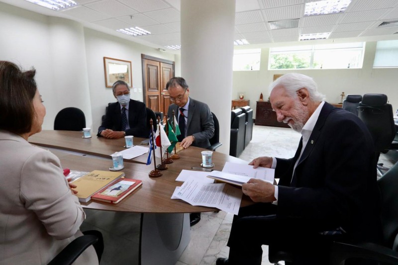 Vice-governador recebe livro que narra 50 da relação de irmandade entre Paraná e Hyogo, no Japão